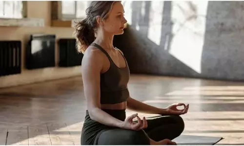 Yoga: अच्छी नींद के लिए सोने से पहले करें ये योगासन