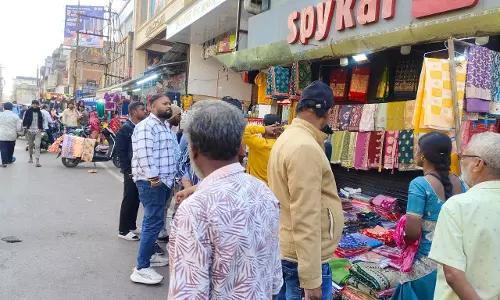 गोलबाजार मुख्य मार्ग में 30 कब्जाधारी दुकानदारों पर कार्रवाई गोलबाजार मुख्य मार्ग में 30 कब्जाधारी दुकानदारों पर कार्रवाई