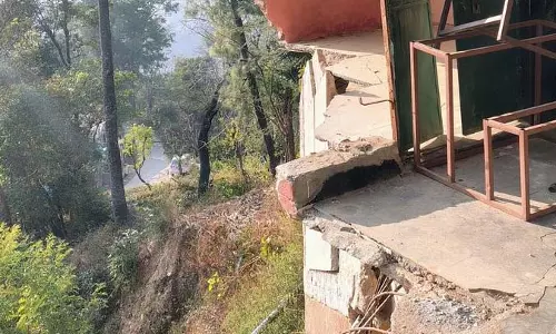 Baijnath में जर्जर स्कूल की इमारत छात्रों की जान के लिए खतरा बनी हुई है