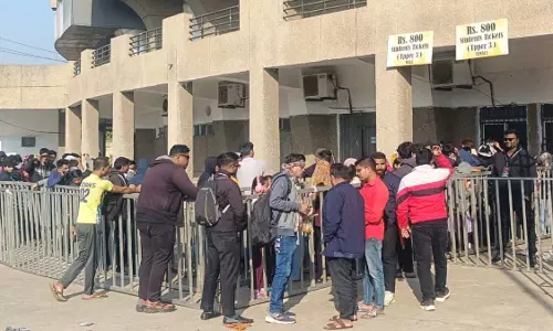 रायपुर में भारत-न्यूजीलैंड टी-20 मैच का टिकट लेने उमड़ी भीड़ रायपुर में भारत-न्यूजीलैंड टी-20 मैच का टिकट लेने उमड़ी भीड़