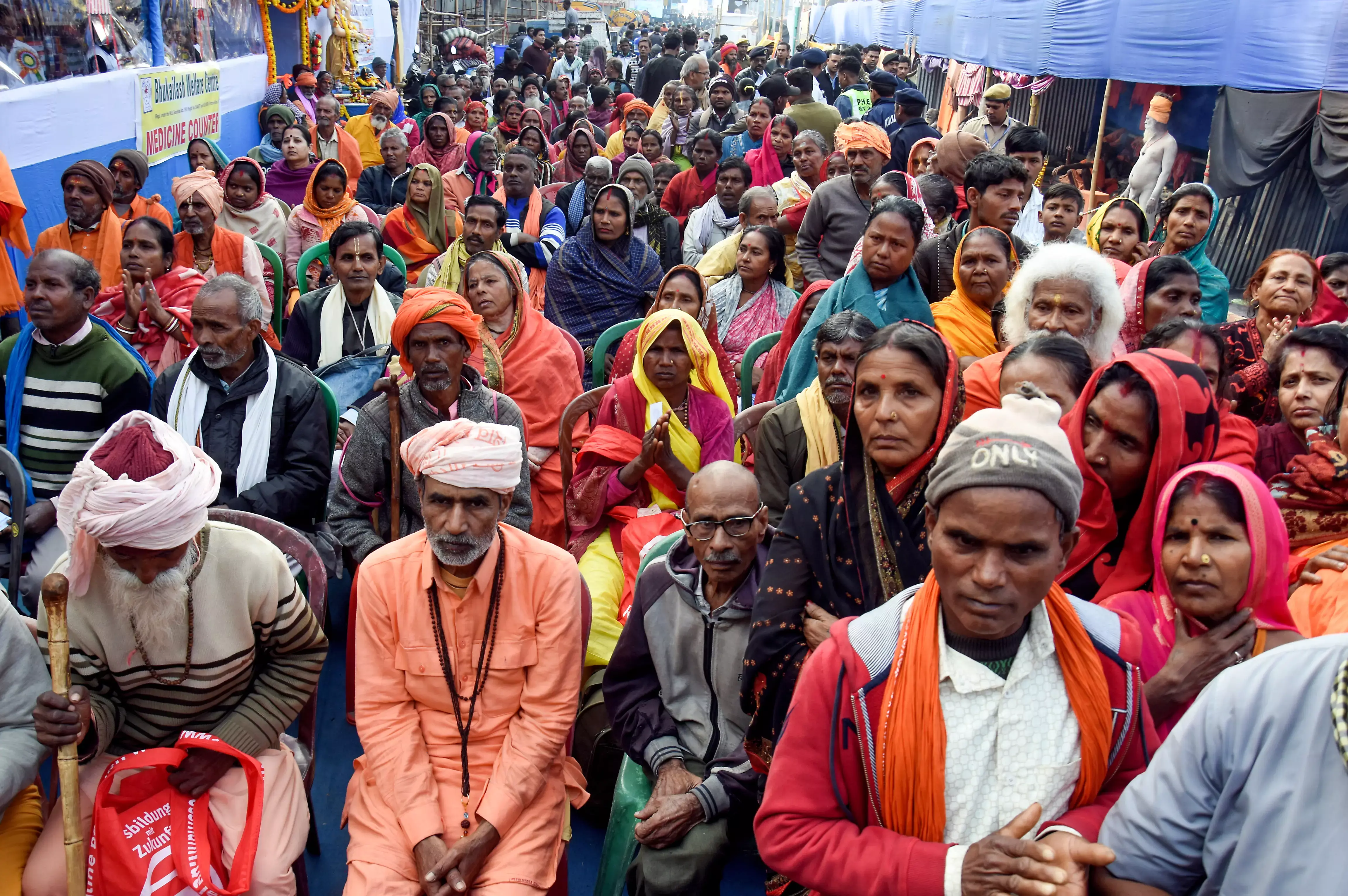 साउथ 24 परगना: गंगासागर में लाखों श्रद्धालुओं ने लिया पवित्र स्नान और किया पूजा-अर्चना
