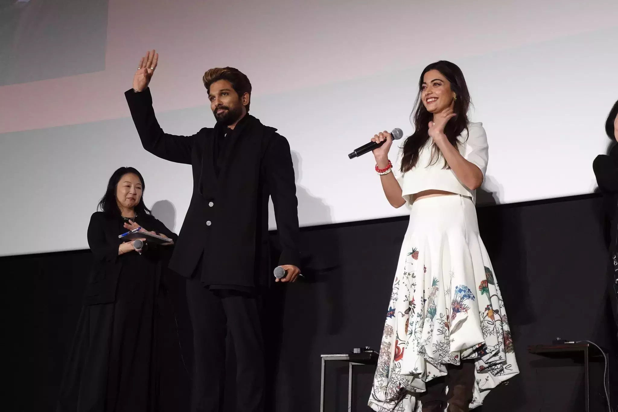Pushpa 2 की टोक्यो स्क्रीनिंग में अल्लू अर्जुन ने फैंस को चौंका दिया Pushpa 2 की टोक्यो स्क्रीनिंग में अल्लू अर्जुन ने फैंस को चौंका दिया