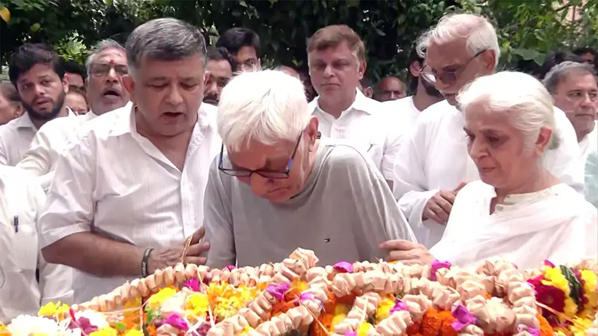 एयर इंडिया क्रैश जांच: दिवंगत कैप्टन सुमीत सभरवाल के भतीजे को बुलाने पर विवादित बचाव