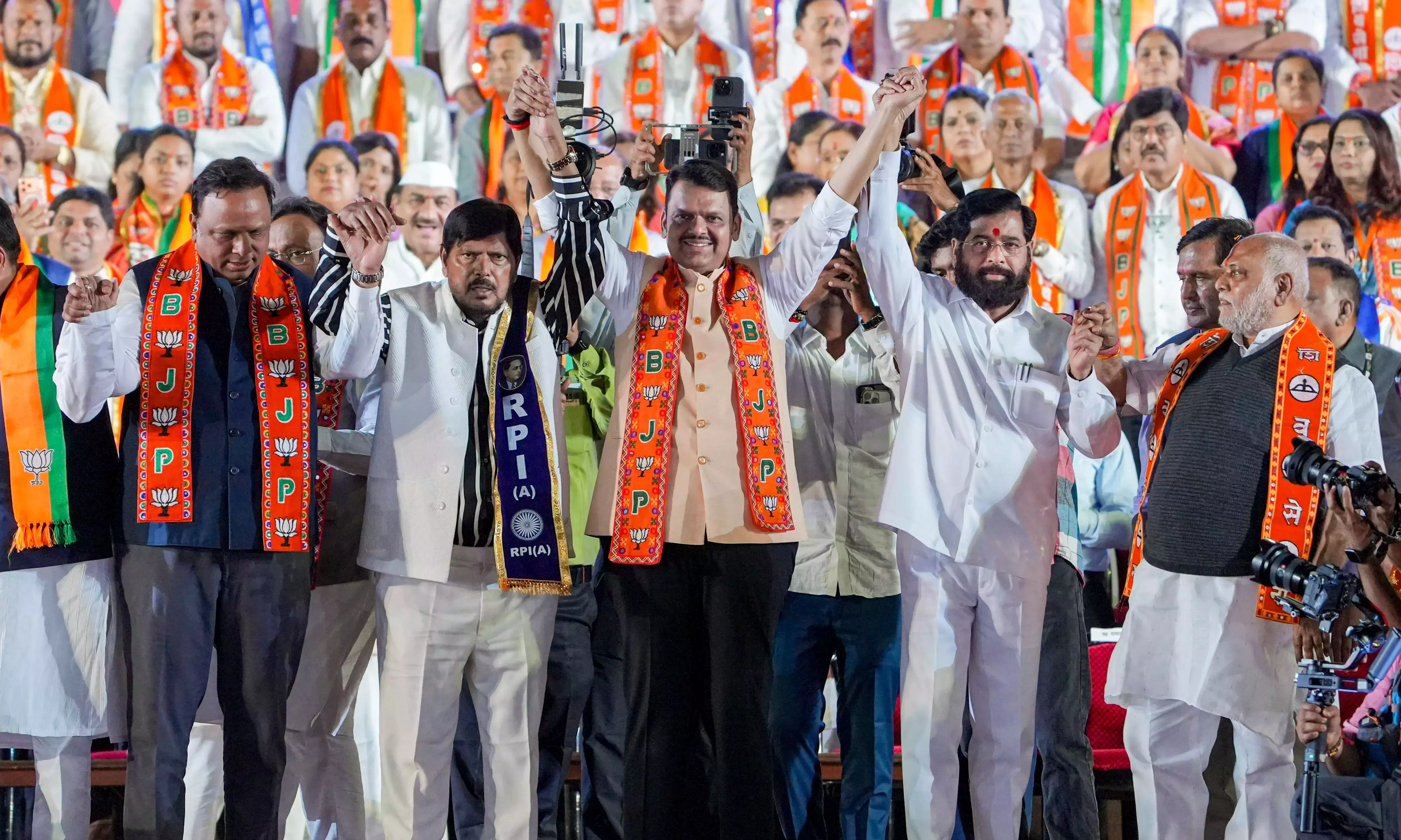 BMC चुनाव शुरुआती रुझान: महायुति आगे, ठाकरे पीछे चल रहे हैं