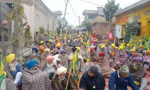 Fatehabad गांव में कोई बोली लगाने वाला नहीं आने पर किसान की जमीन की नीलामी रोकी गई Fatehabad गांव में कोई बोली लगाने वाला नहीं आने पर किसान की जमीन की नीलामी रोकी गई