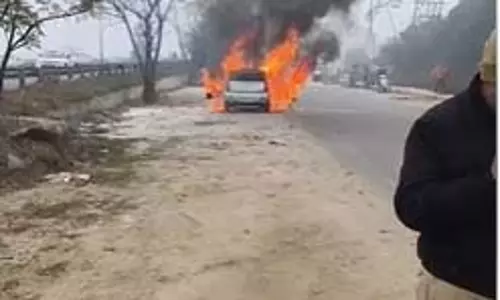 Punjab:  कार को लगी भयानक आग, सूचना मिलते ही पहुंची फायर ब्रिगेड