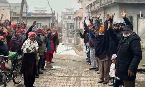 Hakumatpur की सड़कों पर सीवेज का पानी भर गया