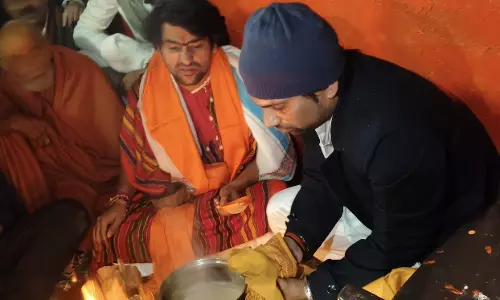 Chitrakoot: शास्त्री ने किया कामदगिरि पर्वत की परिक्रमा Chitrakoot: शास्त्री ने किया कामदगिरि पर्वत की परिक्रमा