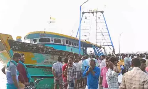 Rameswaram के मछुआरों ने पुडुचेरी के कराईकल से धनुषकोडी तट के पास मशीन वाली नाव पकड़ी Rameswaram के मछुआरों ने पुडुचेरी के कराईकल से धनुषकोडी तट के पास मशीन वाली नाव पकड़ी