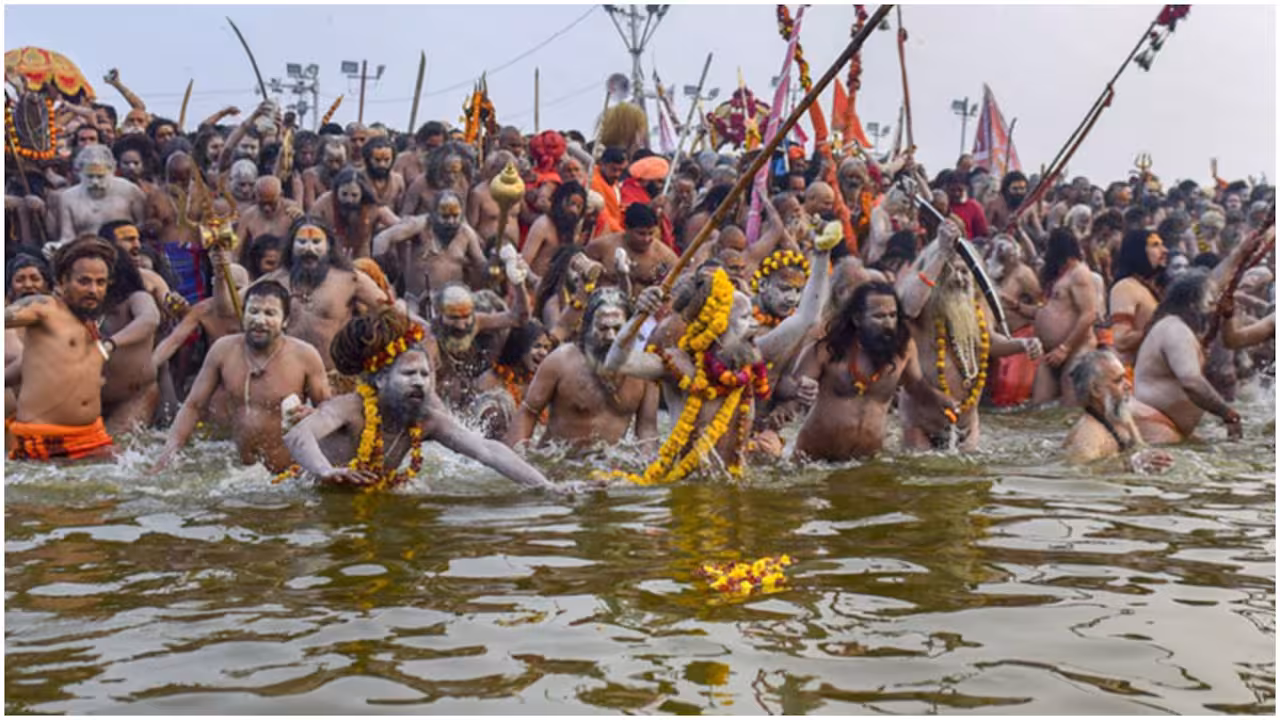 Prayagraj: धार्मिक आयोजन में भक्ति और उत्साह का माहौल