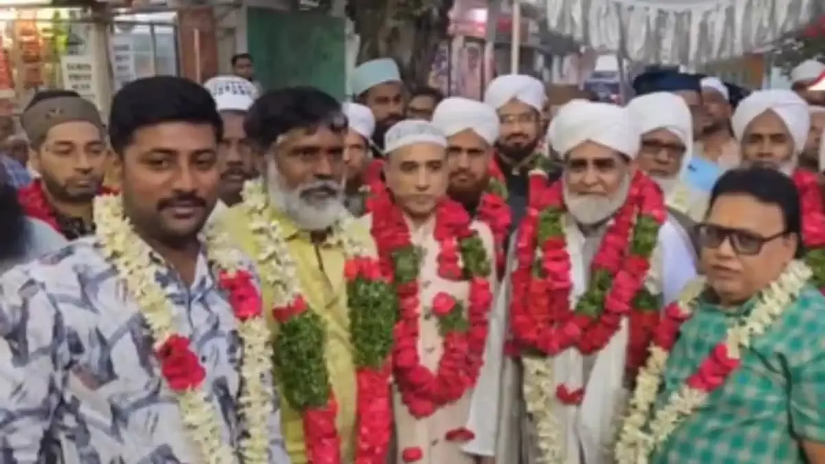Hyderabad: मंदिर में तोड़फोड़ के एक दिन बाद हैदराबाद में सांप्रदायिक सौहार्द देखने को मिला Hyderabad: मंदिर में तोड़फोड़ के एक दिन बाद हैदराबाद में सांप्रदायिक सौहार्द देखने को मिला