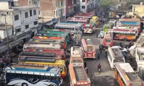 वाहन फिटनेस आदेश पर ट्रांसपोर्टरों ने Udhampur और रियासी में चक्काजाम किया वाहन फिटनेस आदेश पर ट्रांसपोर्टरों ने Udhampur और रियासी में चक्काजाम किया