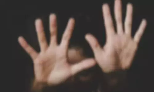 तेरे बेटे का स्कूल टाइम पता है बोलकर महिला को ऑटो में खींचा, फिर...मचा हड़कंप