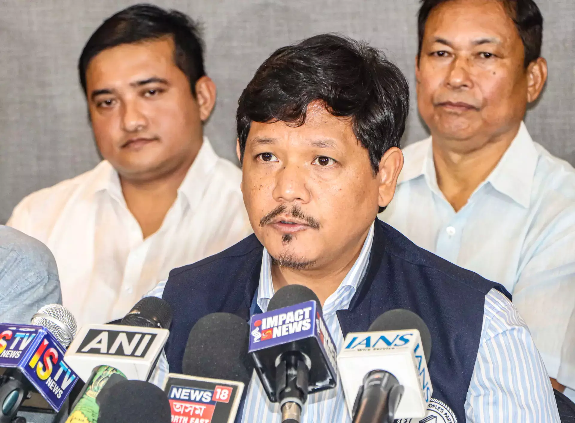 मेघालय के सीएम ने MLA और विपक्ष के नेता के खिलाफ दी गई धमकी की निंदा की