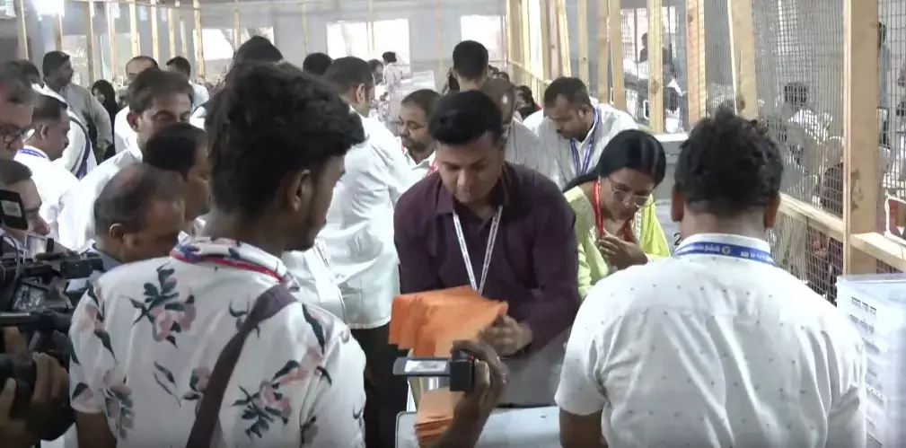 महाराष्ट्र की 29 नगर निगमों में वोटों की गिनती शुरू हो गई है LD महाराष्ट्र की 29 नगर निगमों में वोटों की गिनती शुरू हो गई है LD