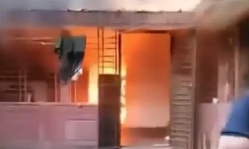 Bangladesh में अल्पसंख्यकों पर बढ़ते हमलों के बीच हिंदू टीचर के घर में आग लगाई गई