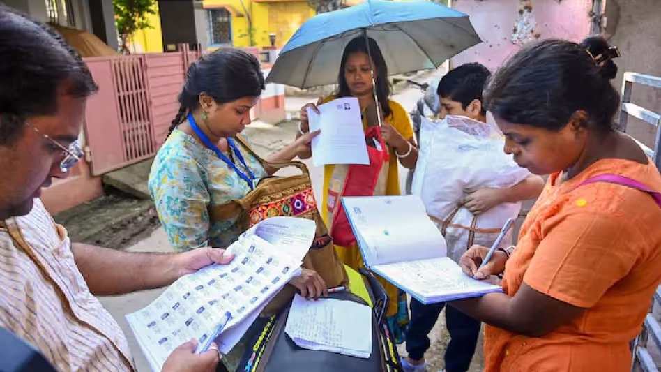 Assam : SIR एक्सरसाइज से ध्रुवीकरण बढ़ा, 44.8 परसेंट लोग इसके सपोर्ट में सर्वे Assam : SIR एक्सरसाइज से ध्रुवीकरण बढ़ा, 44.8 परसेंट लोग इसके सपोर्ट में सर्वे