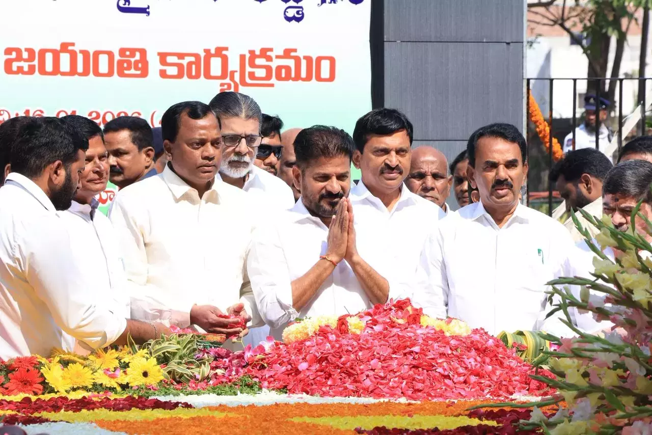 Revanth Reddy ने पूर्व केंद्रीय मंत्री जयपाल रेड्डी को पुष्पांजलि अर्पित की Revanth Reddy ने पूर्व केंद्रीय मंत्री जयपाल रेड्डी को पुष्पांजलि अर्पित की
