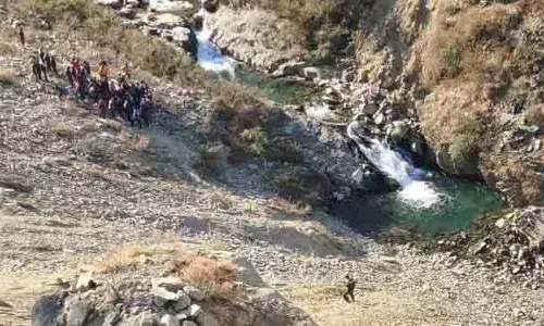 Chamba में कार के खाई में गिरने से 2 लोगों की मौत Chamba में कार के खाई में गिरने से 2 लोगों की मौत