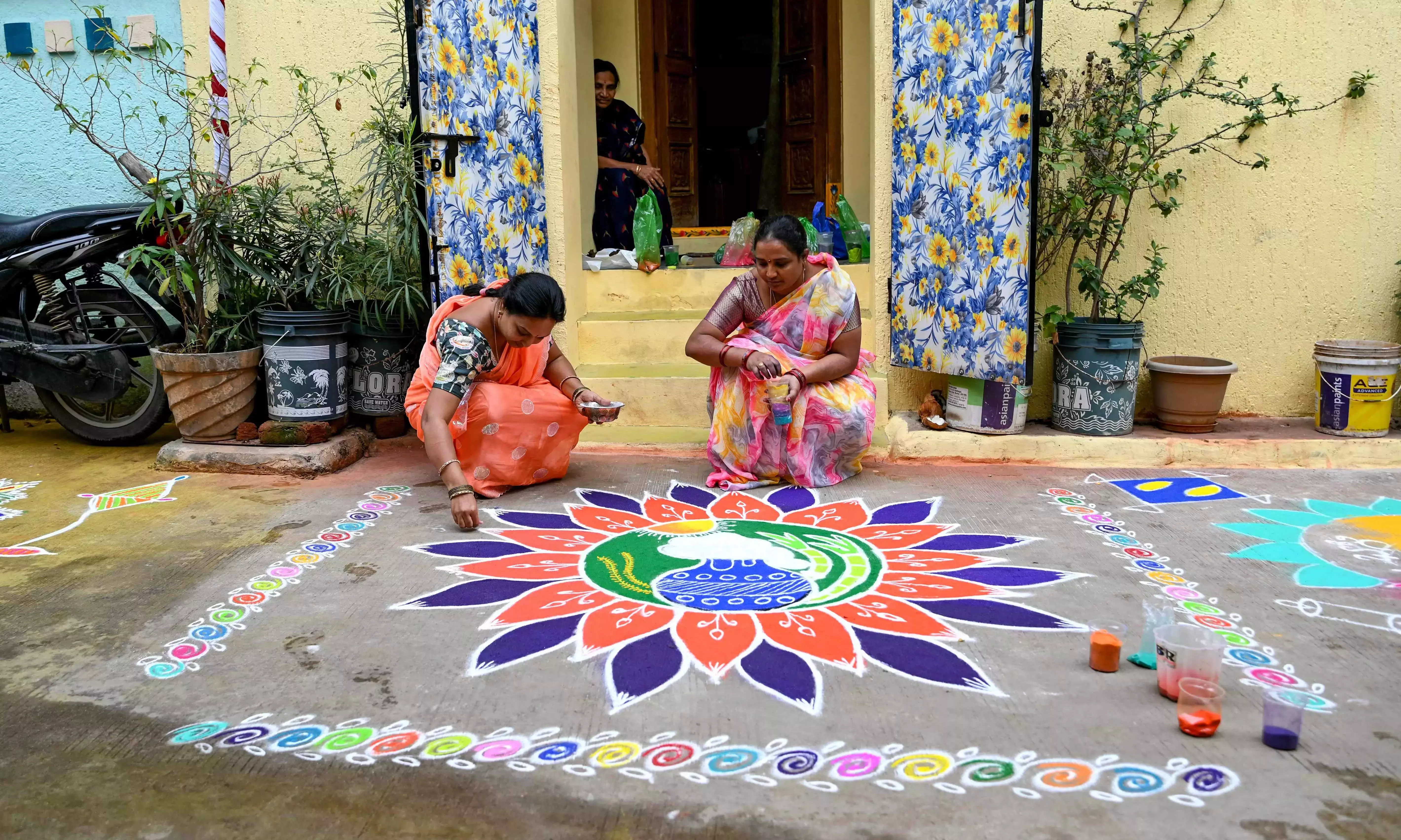 Telangana में पारंपरिक उत्साह के साथ संक्रांति मनाई गई Telangana में पारंपरिक उत्साह के साथ संक्रांति मनाई गई