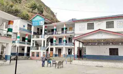 Kullu district के ग्रामीण सरकारी स्कूलों में मॉडर्न टेक से पढ़ाई बदल रही है Kullu district के ग्रामीण सरकारी स्कूलों में मॉडर्न टेक से पढ़ाई बदल रही है