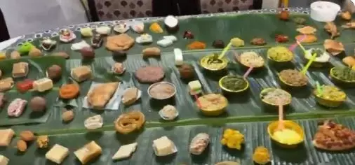 Andhra प्रदेश में एक जोड़े ने अपने नए शादीशुदा दामाद को 290 तरह के पकवान और मिठाइयां परोसी Andhra प्रदेश में एक जोड़े ने अपने नए शादीशुदा दामाद को 290 तरह के पकवान और मिठाइयां परोसी