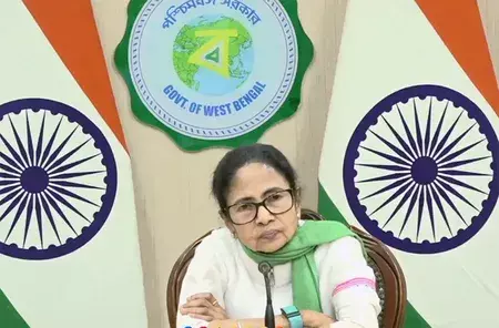 बंगाल चुनाव में ECI की भूमिका पर सवाल, ममता बनर्जी का बयान बंगाल चुनाव में ECI की भूमिका पर सवाल, ममता बनर्जी का बयान