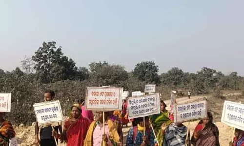 Nayagarh भीड़ ने आबकारी टीम पर हमला किया Nayagarh भीड़ ने आबकारी टीम पर हमला किया