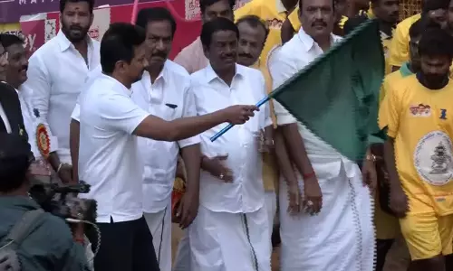 डिप्टी सीएम उदयनिधि स्टालिन ने Madurai में पलामेडु जल्लीकट्टू को हरी झंडी दिखाई