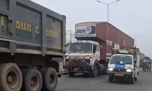 Farrukhabad: आलू से लदा ट्रक हादसे का कारण, जाम में फंसे यात्री Farrukhabad: आलू से लदा ट्रक हादसे का कारण, जाम में फंसे यात्री