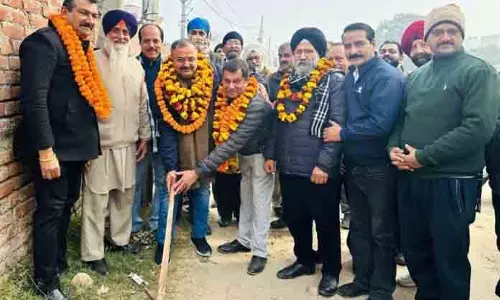 Randhawa ने संजय नगर में गली और नाले का निर्माण शुरू किया Randhawa ने संजय नगर में गली और नाले का निर्माण शुरू किया