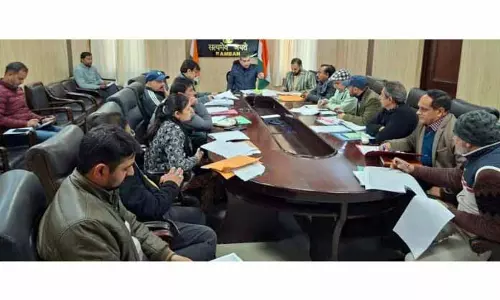 DC Ramban ने चल रहे विकास कार्यों की प्रगति की समीक्षा की DC Ramban ने चल रहे विकास कार्यों की प्रगति की समीक्षा की