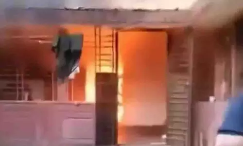 Bangladesh में अल्पसंख्यकों पर हमले, हिंदू शिक्षक के घर में आग Bangladesh में अल्पसंख्यकों पर हमले, हिंदू शिक्षक के घर में आग
