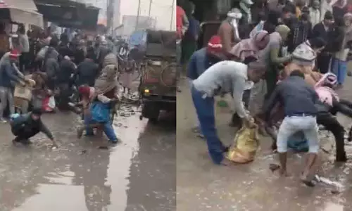 Sitamarhi सड़क हादसा: नाबालिग की मौत के बाद राहगीरों ने मछलियां लूट लीं