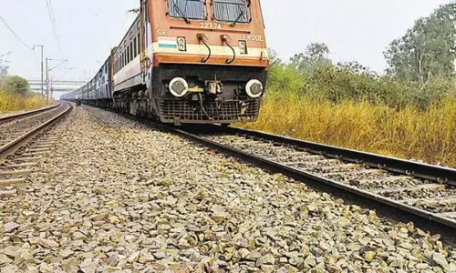 14 वर्षीय लड़की की हत्या, रेलवे ट्रैक से सटी झाड़ियों से मिला शव 14 वर्षीय लड़की की हत्या, रेलवे ट्रैक से सटी झाड़ियों से मिला शव