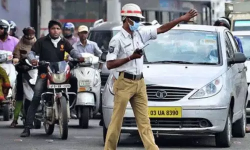 CM के दौरे के दौरान महबूबनगर में ट्रैफिक पर रोक CM के दौरे के दौरान महबूबनगर में ट्रैफिक पर रोक