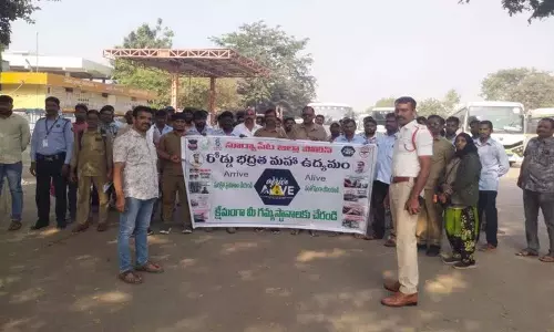 सूर्यपेट अर्बन Traffic SI ने आरटीसी स्टाफ से सड़क सुरक्षा नियमों का पालन करने का आग्रह किया