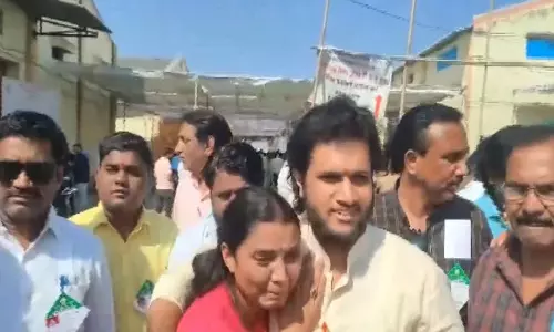 जलगांव स्थानीय चुनाव जीतने के बाद Kolhe Family ने भावनात्मक क्षण साझा किए जलगांव स्थानीय चुनाव जीतने के बाद Kolhe Family ने भावनात्मक क्षण साझा किए
