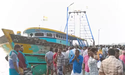 Rameswaram: धनुष्कोडी तट पर मछुआरों का नाव पर कब्जा Rameswaram: धनुष्कोडी तट पर मछुआरों का नाव पर कब्जा