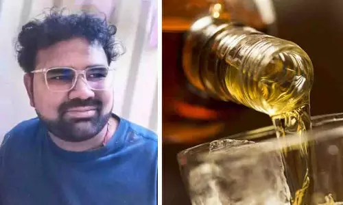 Indore: शराब पीने से रोकने पर 29 साल के युवक ने परिवार के सामने आत्महत्या की Indore: शराब पीने से रोकने पर 29 साल के युवक ने परिवार के सामने आत्महत्या की