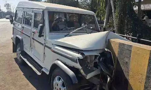 इंदौर: तेज रफ्तार SUV के पुलिया डिवाइडर से टकराने से 11 लोग घायल