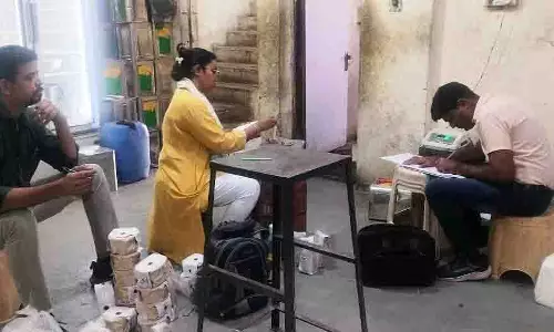 Indore: मिलावट के शक में 300 किलो पनीर और 1000 लीटर पाम तेल ज़ब्त Indore: मिलावट के शक में 300 किलो पनीर और 1000 लीटर पाम तेल ज़ब्त