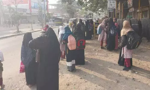 हैदराबाद के पुराने शहर में TGSRTC बसों की कम संख्या से यात्रियों को परेशानी