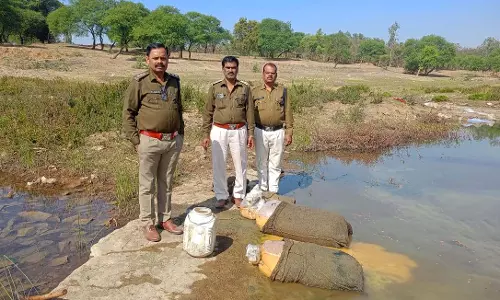 आबकारी विभाग की सख्त कार्रवाई, 76 हजार रुपये की कच्ची महुआ शराब और लाहन जब्त आबकारी विभाग की सख्त कार्रवाई, 76 हजार रुपये की कच्ची महुआ शराब और लाहन जब्त