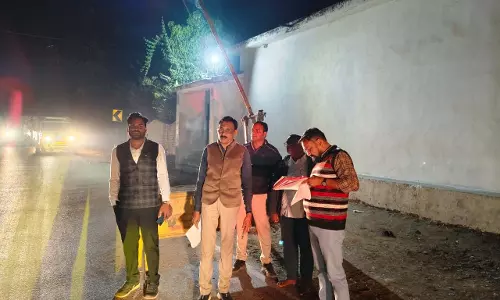 SDM-तहसीलदार ने चेक पोस्ट का किया निरीक्षण, 4 कर्मचारियों को थमाया नोटिस
