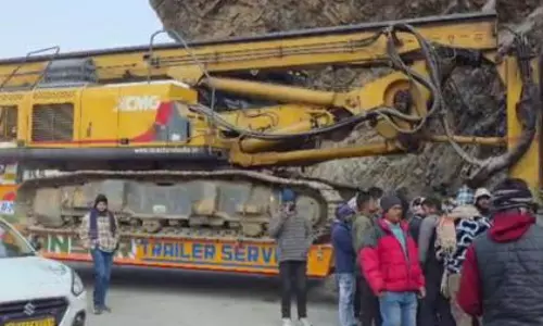 Uttarakhand में हाईवे बाधित, ट्रेलर ट्रक फंसने से लंबा जाम