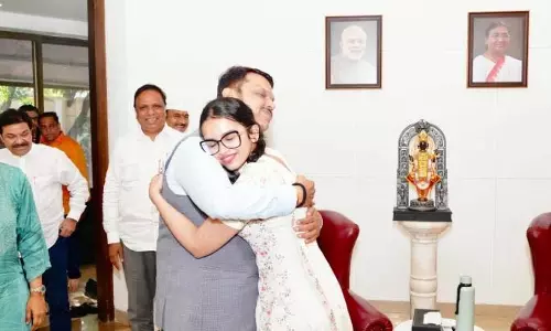 चुनाव के बाद Devendra Fadnavis की बेटी के साथ दिल को छू लेने वाली फोटो वायरल हुई चुनाव के बाद Devendra Fadnavis की बेटी के साथ दिल को छू लेने वाली फोटो वायरल हुई