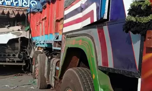 Cuttack के चौद्वार में बारीपदा जा रही बस की ट्रक से टक्कर हो गई Cuttack के चौद्वार में बारीपदा जा रही बस की ट्रक से टक्कर हो गई