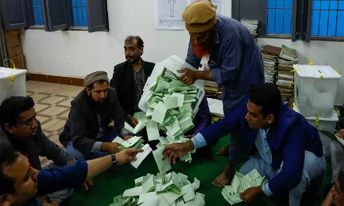 Pakistan के चुनाव आयोग ने संपत्ति विवरण प्रस्तुत न करने पर 152 सांसदों को निलंबित कर दिया