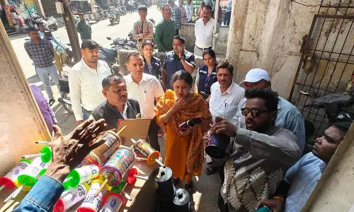 चाइनीज मांझा पर निगम की कार्रवाई, 165 नग जब्त, दुकानदारों को चेतावनी चाइनीज मांझा पर निगम की कार्रवाई, 165 नग जब्त, दुकानदारों को चेतावनी